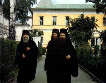 Святогорцы-паломники в Троице-Сергиевой Лавре. 1976 год.