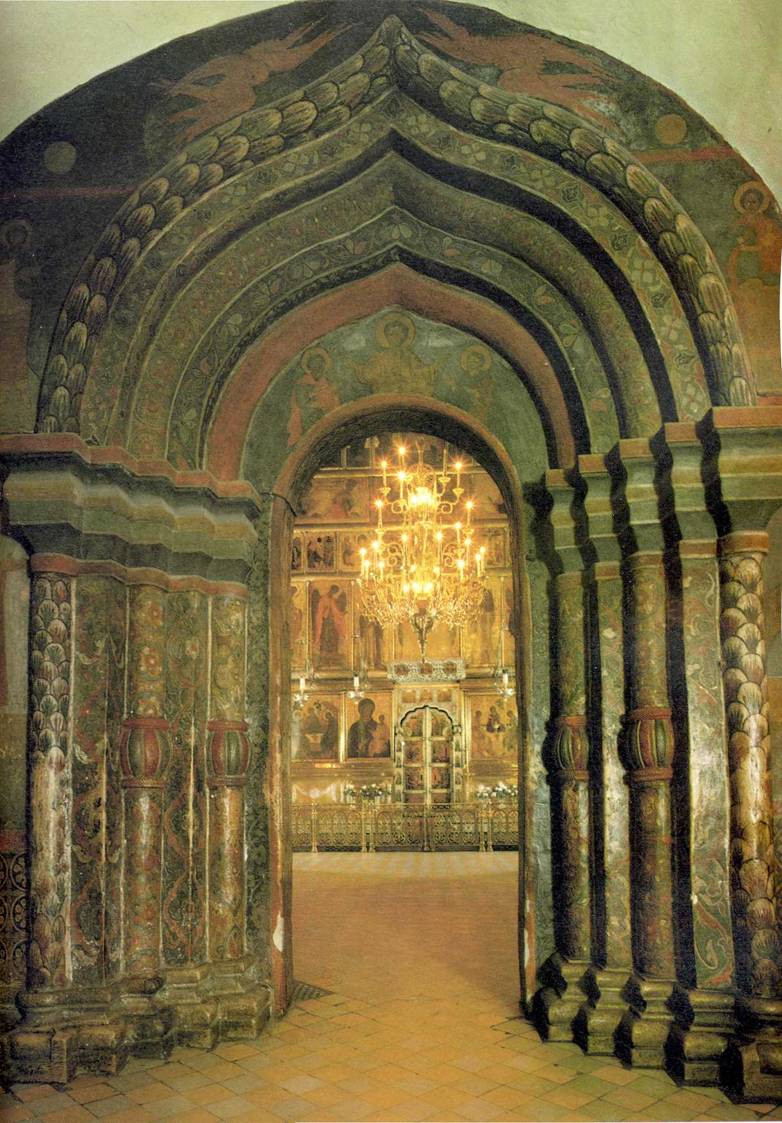 Красочный портал собора Живоначальной Троицы и каменное узорочье у его главы