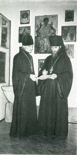 Заведующий Церковноархеологическим кабинетом архимандрит Елевферий и его заместитель иеромонах Иосиф