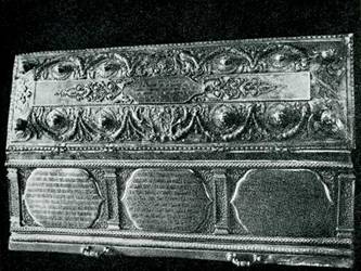 Рака Сергия (1585) с поднятой крышкой (1835). Серебро. Троицкий собор
