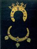 Подвеска к венцу на золотом окладе с иконы «Троица» Преподобного Андрея Рублева.
