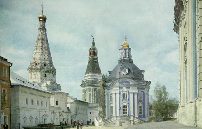 Церковь Зосимы и Савватия с Больничными палатами (1635—1638). 
 Каличья башня (1758—1778) и Смоленская церковь (1745—1748)